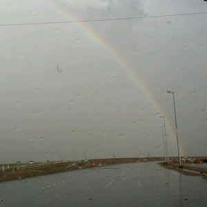 أمطار غزيرة تضرب أجزاء واسعة من حائل وظهور قوس المطر يُزين سماء المنطقة 