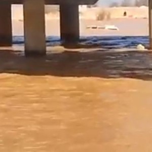 بالفيديو : السيول تغرق سيارة بالكامل في القريات 