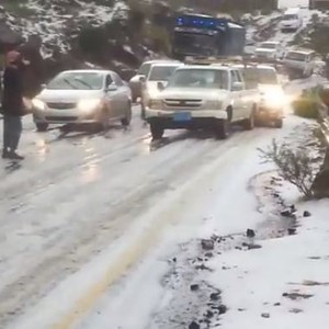 بالفيديو: عاصفة بردية عنيفة تشل الحركة في محافظة اب باليمن.