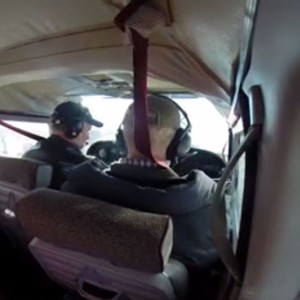 إوزة تخترق الزجاج الأمامي لطائرة بالجو