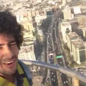 مغامر سعودي يتسلق أعلى سارية بالعالم و يُدشنها بسلفي 