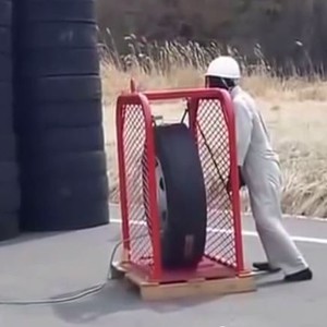 بالفيديو:  تجربة تثبت ان انفجار اطار السيارة بجانبك قد يودي بحياتك!