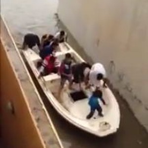 بالفيديو: شباب الشرقية يتحولون إلى بحارة ويستخدمون القوارب للتنقل بين المنازل 