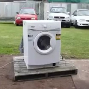 شاهد ماذا يحدث عند وضع قطعة حديدية داخل الغسالة .. لن تتخيل النتيجة 