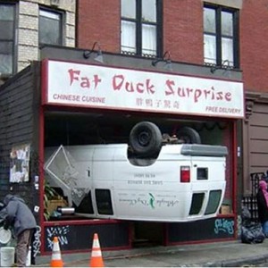 بالصور: مشاهد مُضحكة لسياراتٍ في مواقف شديدة الغرابة  