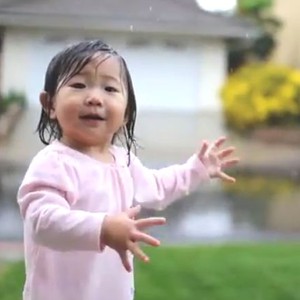 بالفيديو: طفلة صغيرة ترى المطر للمرة الأولى في حياتها 