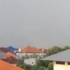 بالفيديو: أندونيسي يجد نفسه عالقاً في قلب الإعصار