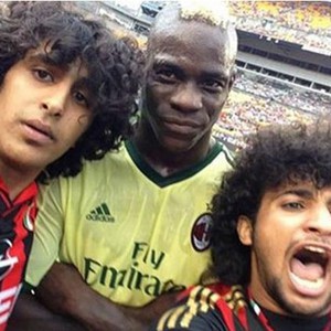 سعوديان يقتحمان أرضية الملعب لإلتقاط " سيلفي "  مع بالوتيلي 