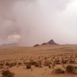 فيديو طريف لشاب يتحول لمعلق رياضي بعد مُشاهدته لنزول البرد