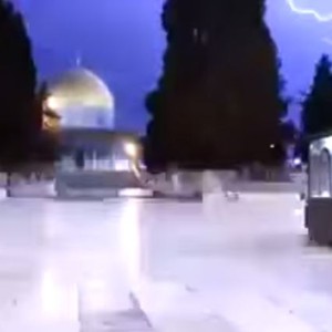 شاهد كيف انار البرق سماء القدس وقبة الصخرة 