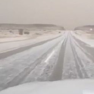 شاهد كيف كست حبات البرد الطرق شرق عفيف صباح الاربعاء 