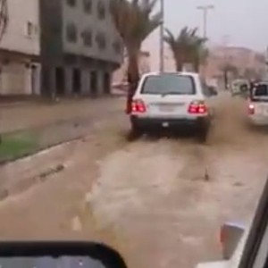 فقط في املج .. عندما تتحول الطرق إلى أودية وسيول