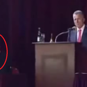 رئيس وزراء التشيك يصفع وزير الصحة على الهواء مباشرة 