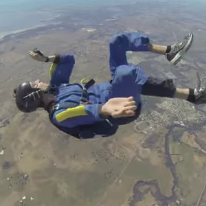 مظلي يواجه الموت بعد أن فقد وعيه على ارتفاع 3000 قدم 