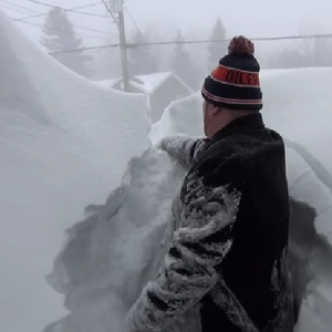 عواصف كندا تطمر المنازل بأمتار من الثلوج 