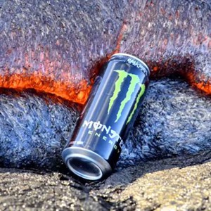  شاهد ماذا يحدث عند وضع علبة مشروب الطاقة في الحمم البركانية