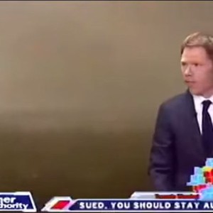 مذيع يحذر من إعصار قادم.. ليتفاجأ بأنه فوقه مباشرة 