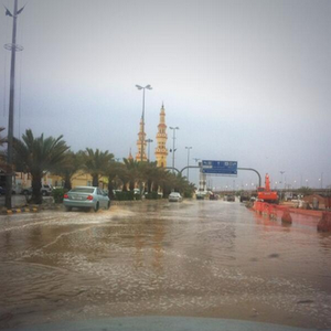 بالفيديو: جولة تحت الأمطار الغزيرة في عرعر