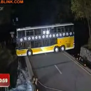 أخطر إلتفافة لسائق حافلة ستراها في حياتك..مشهد يحبس الأنفاس 