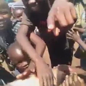 أطفال أفارقة يشاهدون رجلاً أبيض للمرة الأولى في حياتهم .. شاهد ردة فعلهم