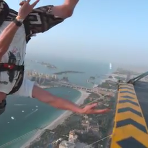 شاهد لحظة قفز مغامرين من ثاني أعلى برج بإمارة دبي 