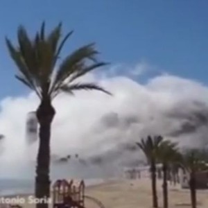 هذا ليس حريقا .. إنها سحابة غريبة في مدينة اسبانية  