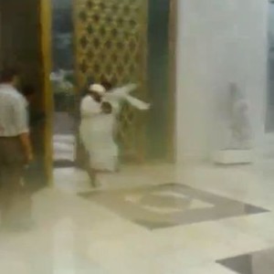 شاهدوا الفيديو: الهُروب من العاصفة .. موقف مُضحك للغاية من الرياض