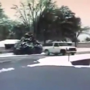 بالفيديو: سائق متهور يسير بسرعة قياسية وسط الثلوج لينتهي الأمر بحادث مروع 