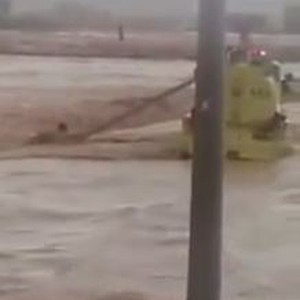 بالفيديو: الدفاع المدني يُنقذ باكستاني من سيول حوطة سدير 