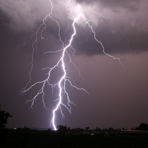 شاهد قوة الصواعق الرعدية والأمطار التي ضربت المنطقة الوسطى بالشارقة 