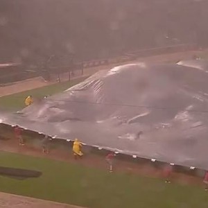 رياح عاتية تُلغي المُباراة بعد أن أطاحت بالمُنظمين