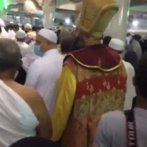 رجل مُثير للجدل يتجول بلباس غريب في الحرم المكي  