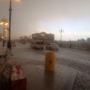 بالصور: أمطار رعدية غزيرة تضرب منطقة تبوك وتغرق بعض طرقها 