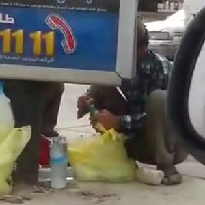 مواطن يرصد بائع متجول يحقن مياه الشرب بـ "إبر" قبل بيعها للناس 