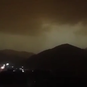 شاب سعودي ينجو من صاعقة رعدية كادت أن تنهي حياته