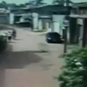 بالفيديو: ام ترمي أبناءها من النافذة لتنقذهم قبل أن يتحطم المنزل وتبتلعه الارض