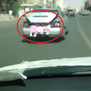 سائق ينقل طالبات مدرسة إبتدائية بطريقة جنونية 
