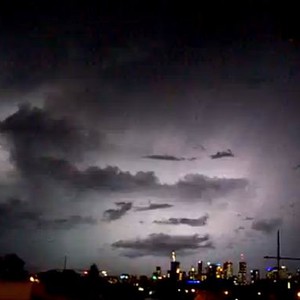 فيديو نادر لعاصفة رعدية تخطف الابصار !! شاهدوا معنا