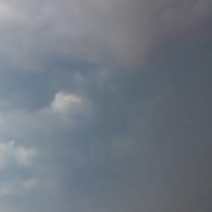 بالفيديو: أشكال ملفتة للسحب تسبق عاصفة مطرية على السيل الكبير 