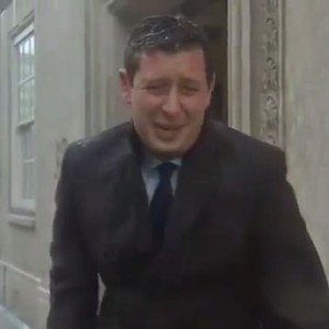 بالفيديو: مراسل تلفزيوني يواجه عاصفة بردية أثناء اعداده للتقرير