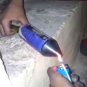 طفل يوثق لحظة إنفجار الألعاب النارية بشكل خطير في وجه أخيه 