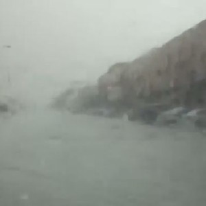 بالفيديو: شاهد لحظة تساقط حبات البرد على الرياض ظهر الاربعاء 