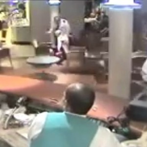 فيديو : شاهد ماذا يحدث لطاقم و ركاب السفينة عند تعرضها لأمواج عاتية 