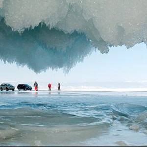  بالصور: شاهد جمال الكهوف الجليدية في بحيرة بيكال بسيبيريا 