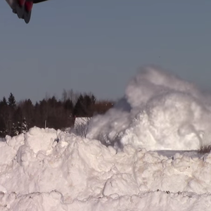  قطار بتحدٍ كبير أمام أكوام من الثلوج  