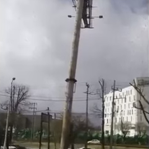  رياح عاتية تُسقط لوحة إعلانات على ضخمة على المركبات في المكسيك 