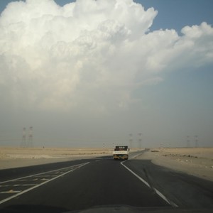 بالفيديو: تشكُل ظاهرة الحقبان جنوب قطر وهُطول أمطار غزيرة