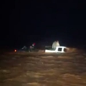 بالفيديو : لحظات عملية الإنقاذ من سيول عرعر القاتلة .. مشهد مروع