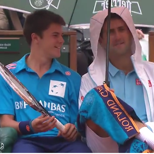 فيديو طريف : الأمطار الغزيرة توقف مباراة لدجوكوفيتش بكرة التنس  ..لكن شاهد ماذا فعل 