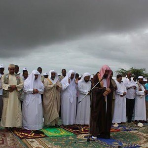 موجة أتربة تهب على مباراة فريقي التعاون والشباب